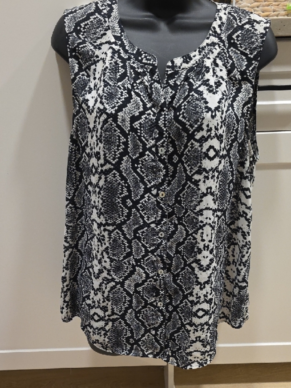 Daniel Rainn Sleeveless Snake-Print Button-Front Top - Black & White - Picture 5 of 5